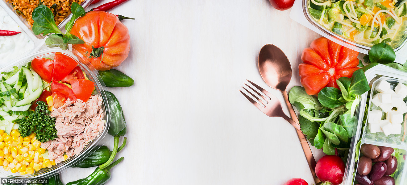 健康的饮食饮食与各种沙拉饭盒餐具白色木制背景,顶部视图,横幅