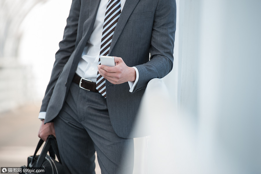 无法辨认的西装商人办公室用智能手机男的轻的