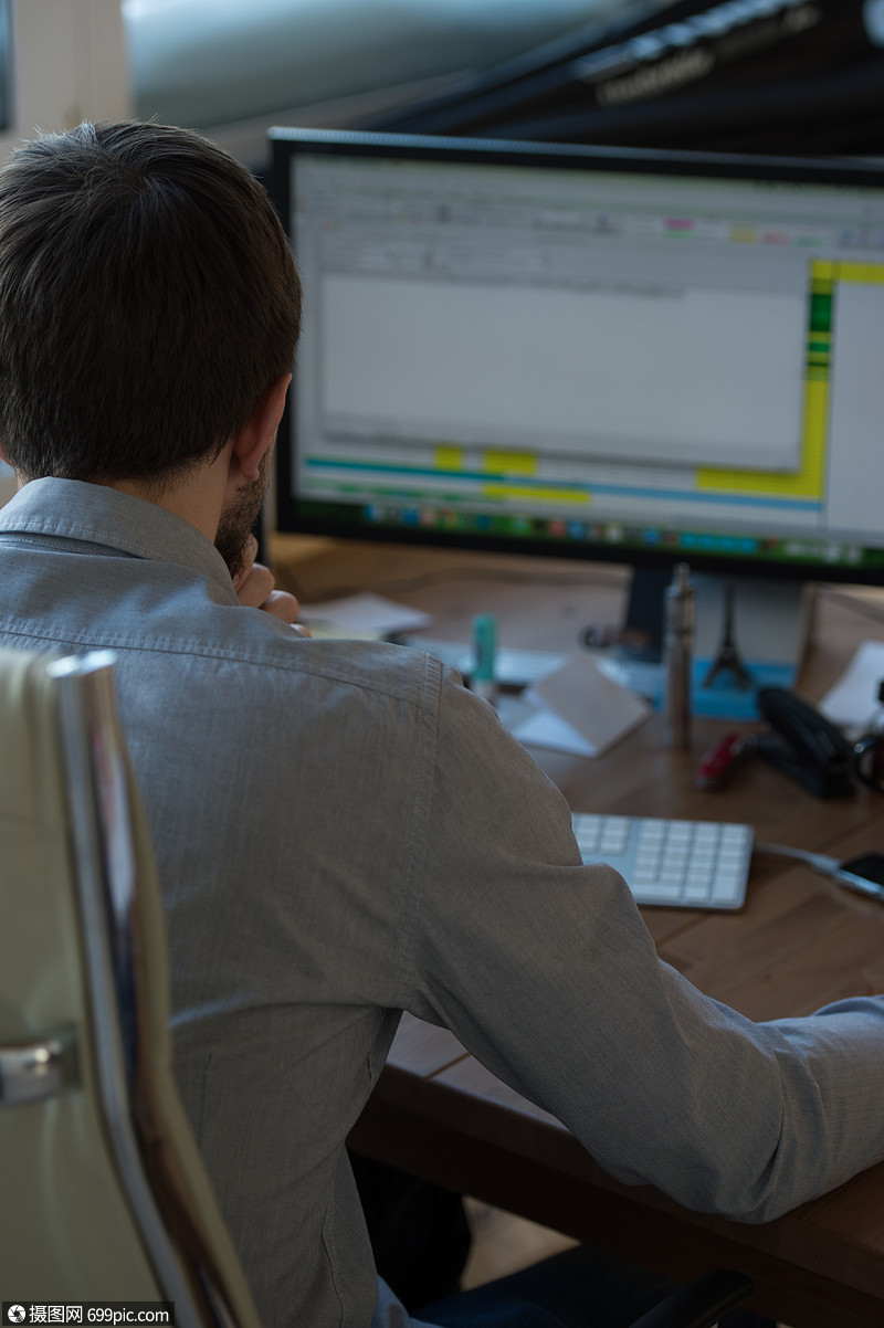 英俊的商人办公室里用电脑工作后的照片技术男人