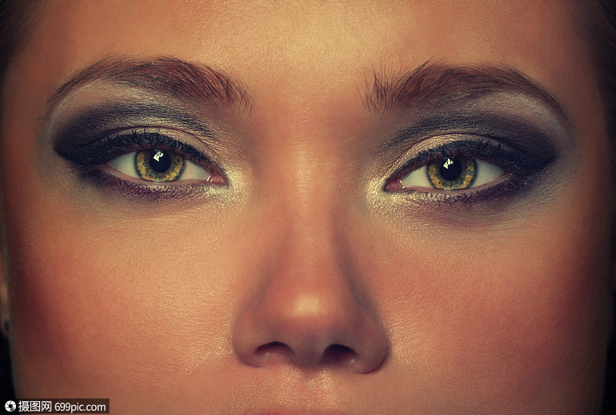 轻的女人眼睛特写看眉毛