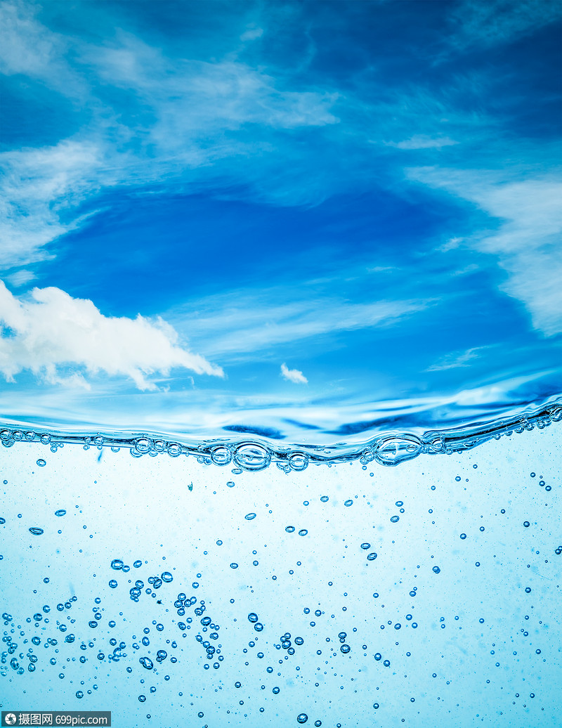 许多气泡水中,抽象的水波与气泡蓝天的背景上