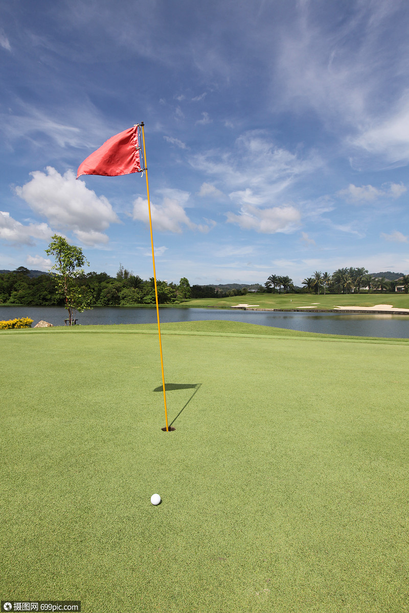 照片 自然风景 高尔夫球绿色带的绿色高尔夫球景.jpg