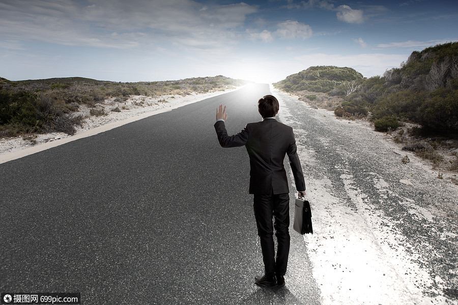 漫长道路的开始站路上看着远方的商人的背影步行新的