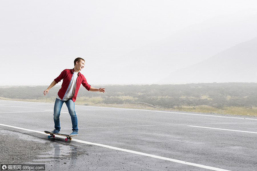 滑板上的家伙英俊的少酷酷的男孩骑滑板凉爽的户外的