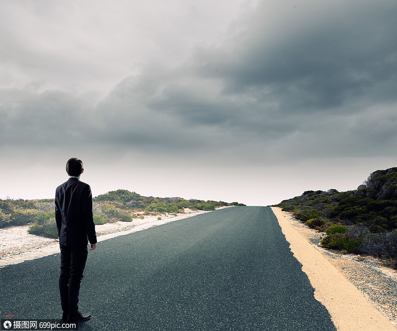 漫长道路的开始站路上看着远方的商人的背影搜索长的