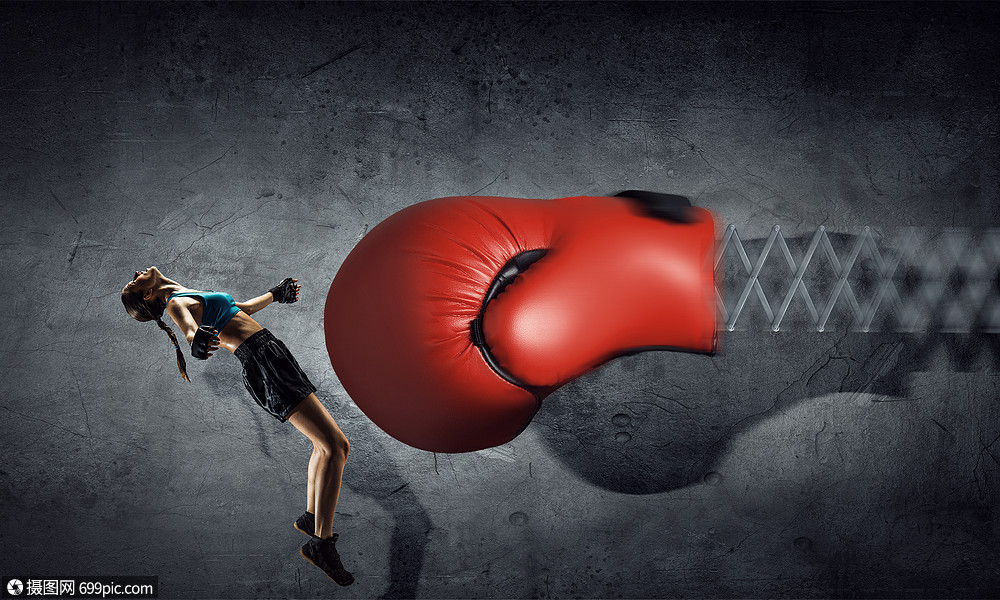 她决心战斗轻的拳击手女人春天用手套攻击赢家跳跃的