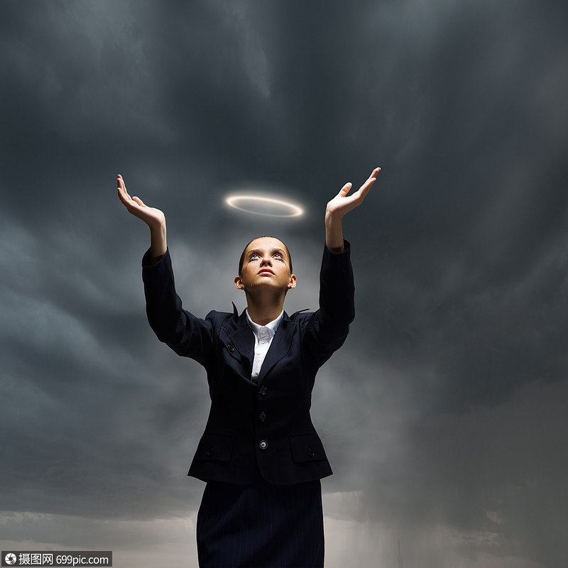 女商人轻的哭泣的女商人头上戴着光环灵女人
