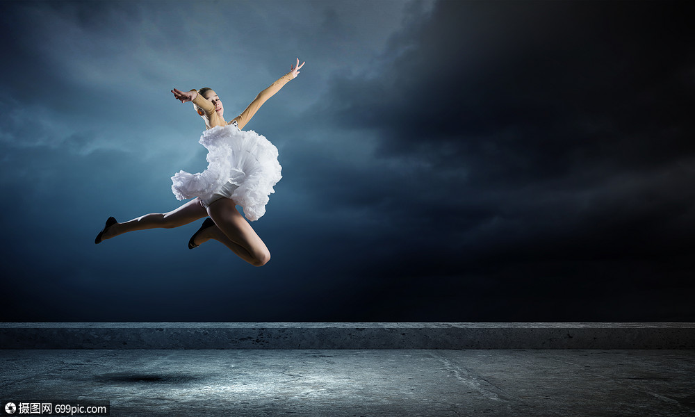 芭蕾舞女年轻的女孩舞者天空中跳得很高