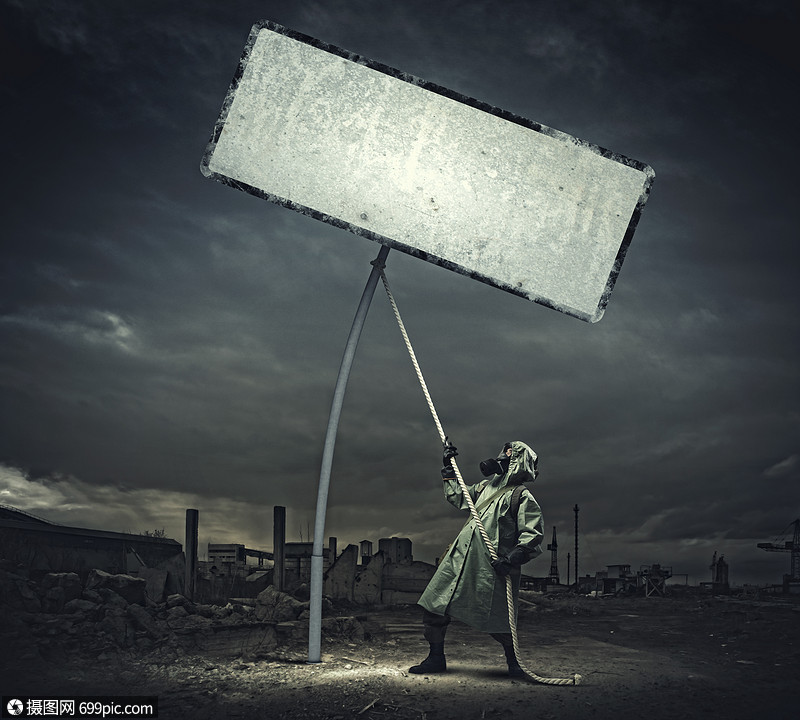 防具里的跟踪者戴着防具伪装的人拉着空白的横幅文字的位置行业牵引