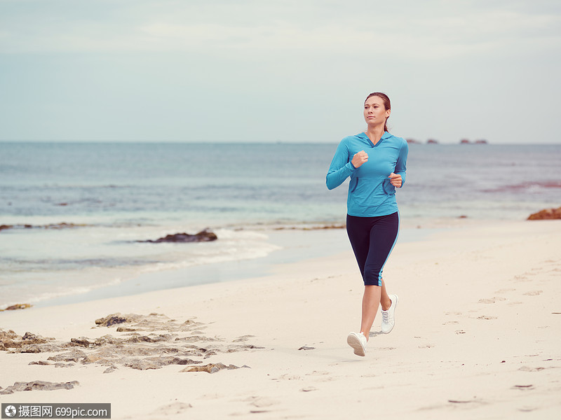 运动的轻女人海边跑步