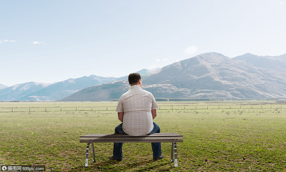 胖子坐长凳上,背着看胖子