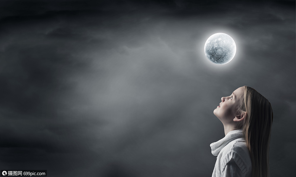 学龄可爱的女孩探索系统女孩看月亮的轮廓明亮的银河系
