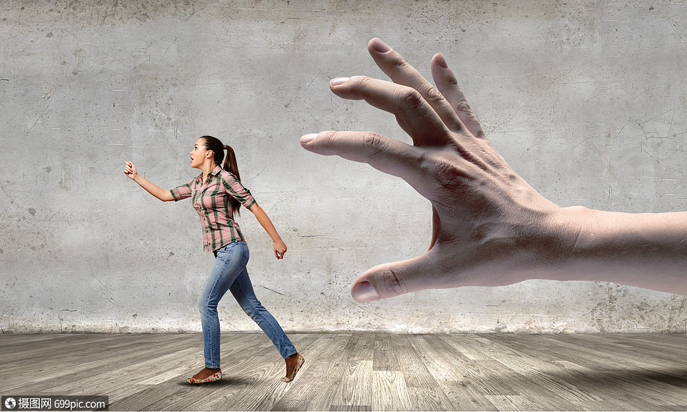 女人手中逃脱轻的女人随意地大手中逃跑