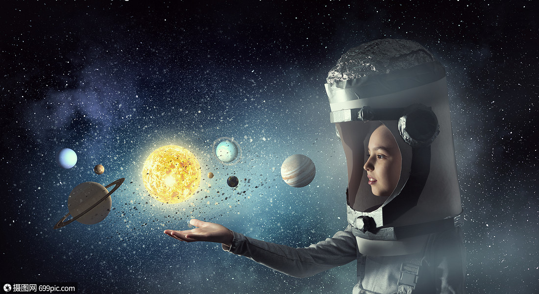 会探索太空可爱的小女孩,头上戴着纸箱头盔,梦想成为宇航员