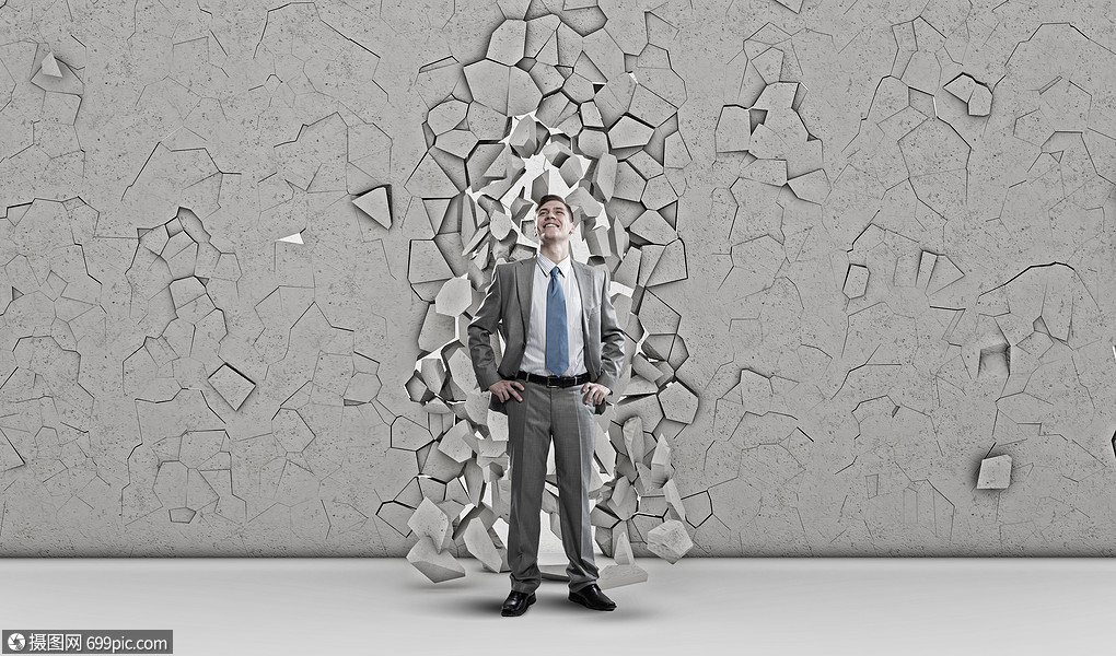 他商业上的突破轻的权势的商人冲破水泥墙