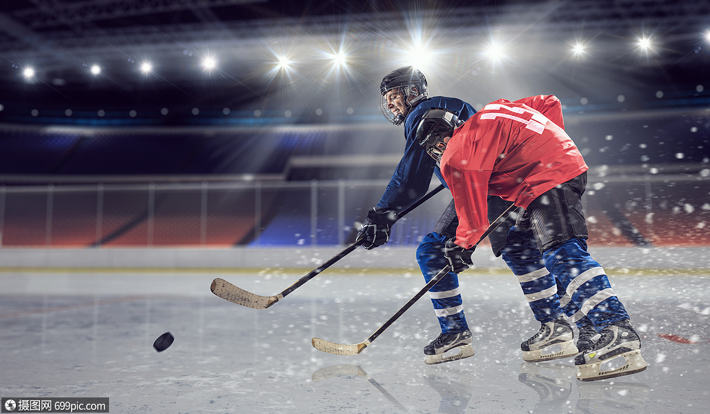 溜冰场的曲棍球比赛曲棍球运动员冰球攻击少者媒体