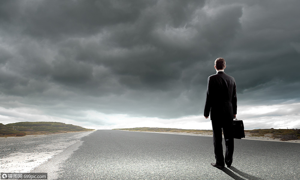 漫长道路的开始站路上看着远方的商人的背影