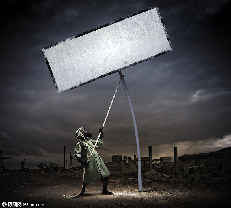 防具里的跟踪者戴着防具伪装的人拉着空白的横幅文字的位置服装原子能