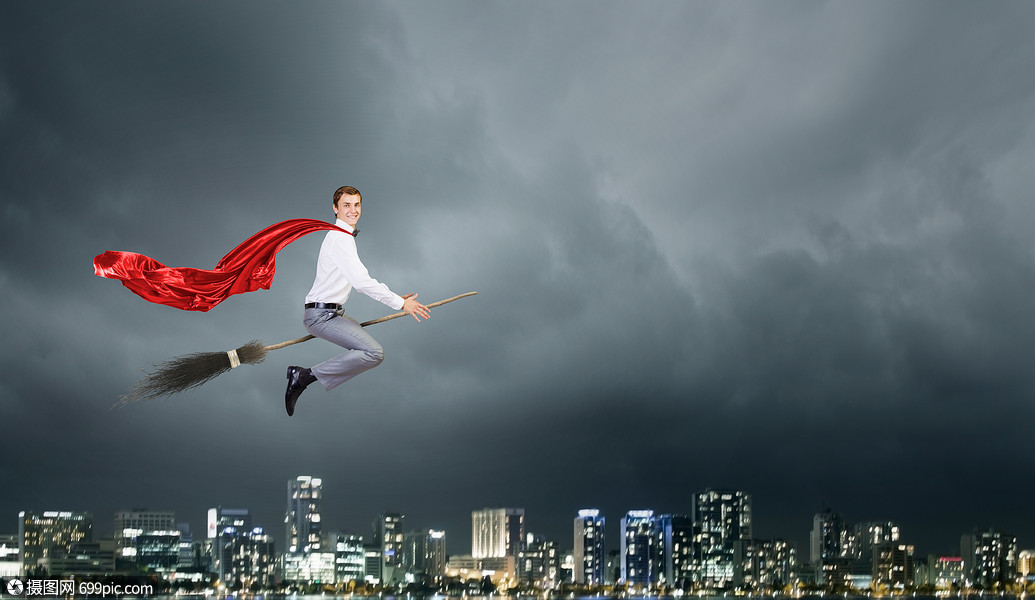 男人骑扫帚轻的商人高空的扫帚上飞翔