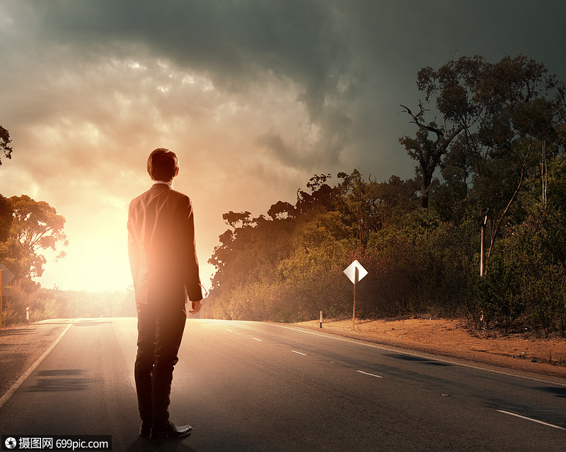 漫长道路的开始站路上看着远方的商人的背影搜索户外的