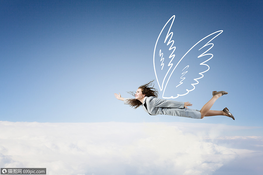 女人飞得很高轻的女商人,长着翅膀,高高地飞翔天空中表达高的