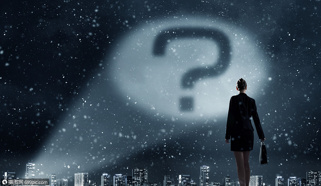 聚光灯下的问号女商人站后看问号