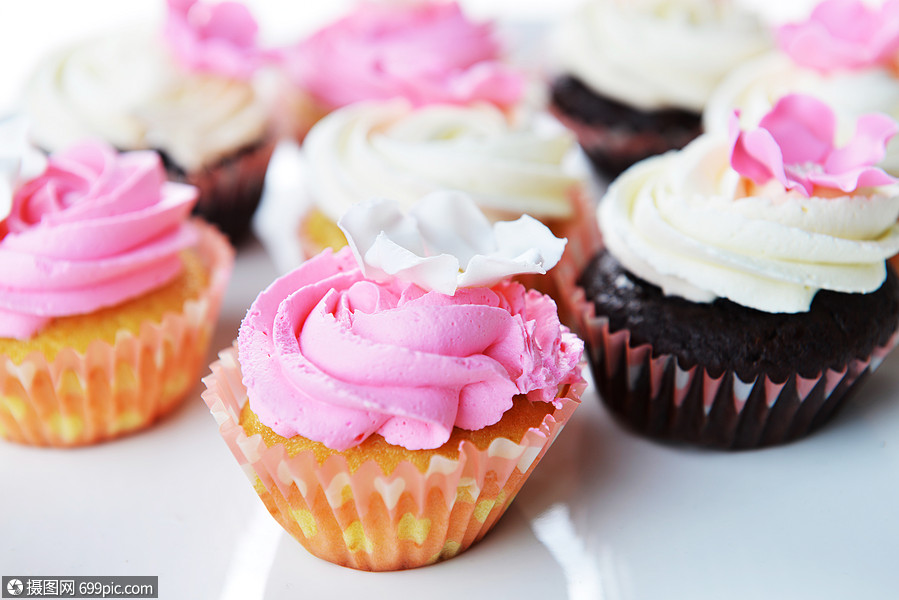 白色背景上甜蜜糖霜的小蛋糕