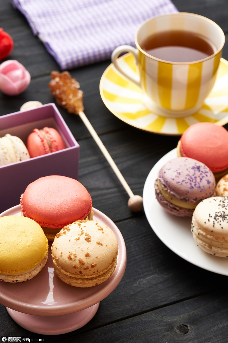 照片 餐饮美食 桌子上法国美味的甜点马卡龙.jpg