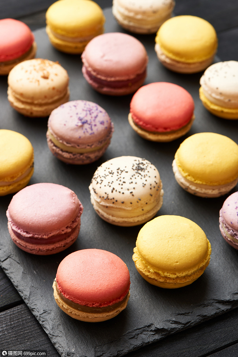 桌子上法国美味的甜点马卡龙饼干蛋糕