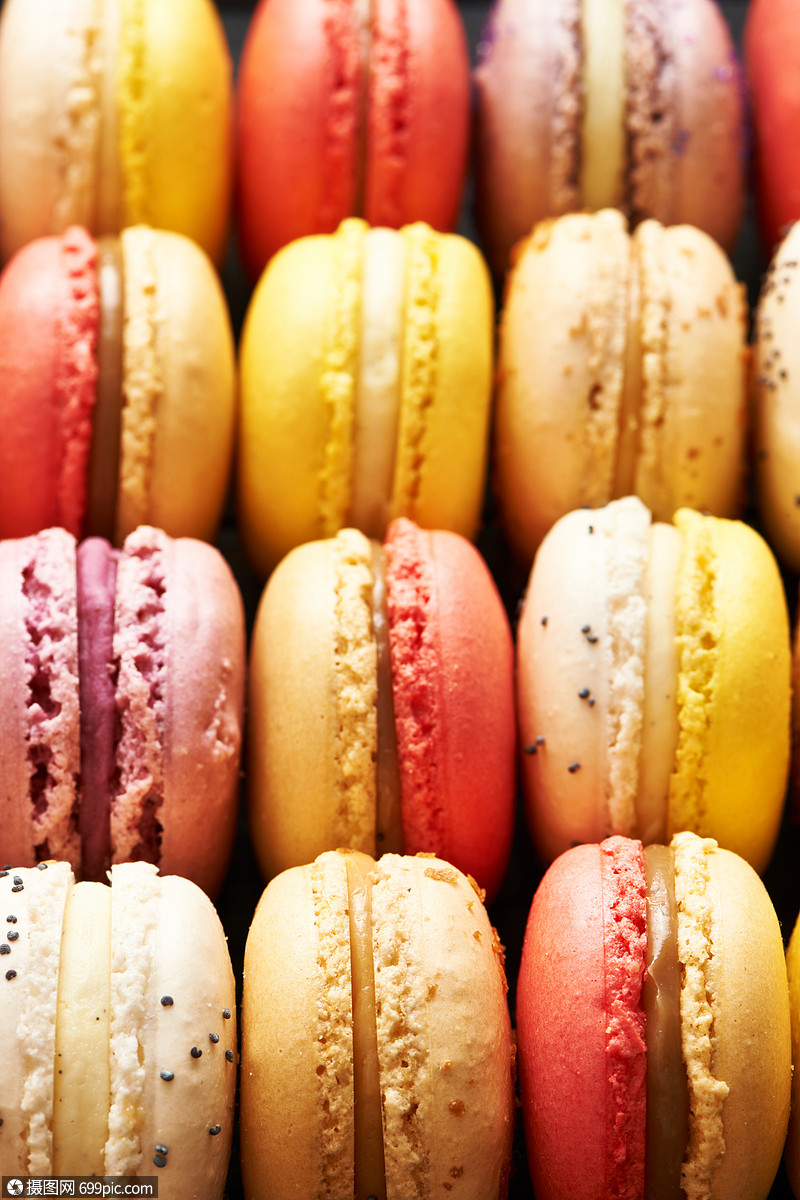 桌子上法国美味的甜点马卡龙包店橙色