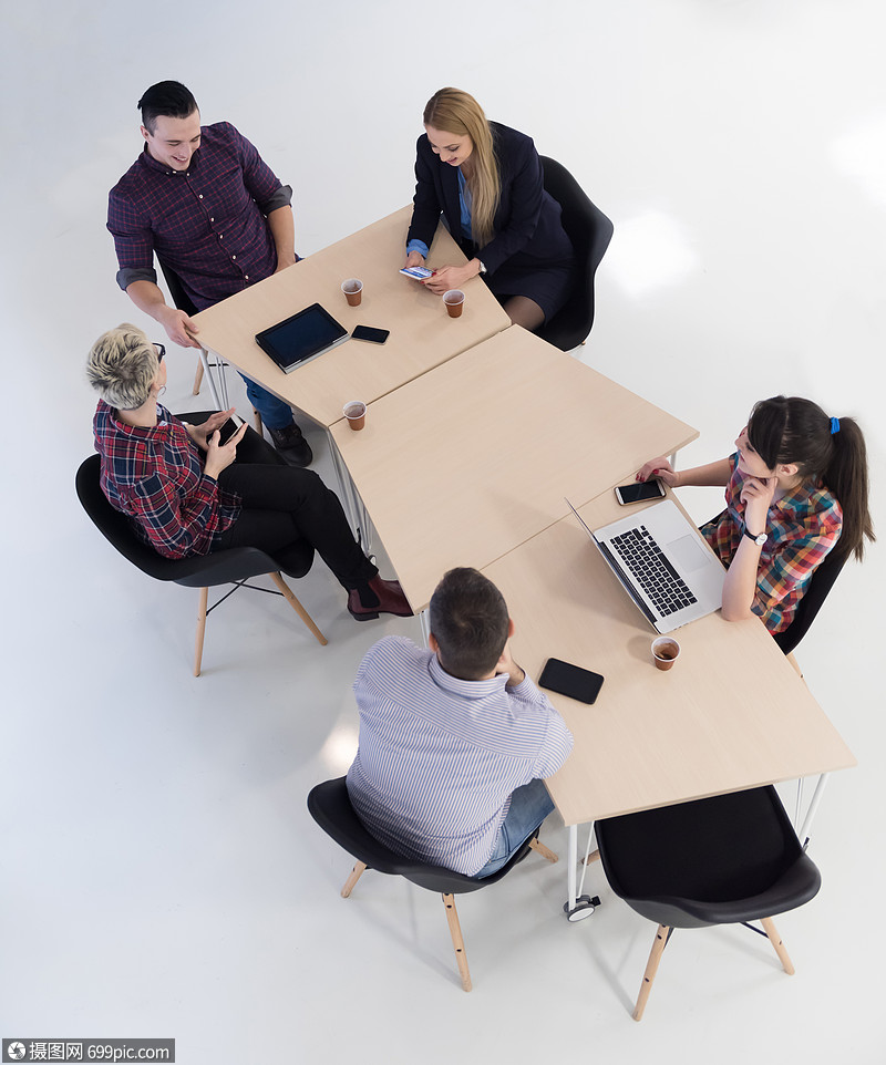 照片 外国人像 多民族创业企业人士小现代明亮办公室头脑风暴会议的