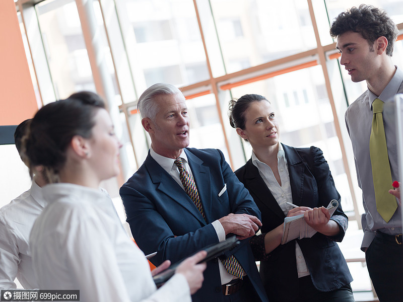 商务人士分讨论会议的集思广益,商人向高级首席执行官经理介绍白板上
