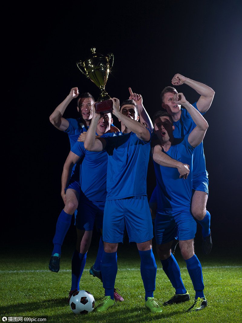 足球运动员队庆祝胜利,成为比赛冠,同时举行胜利赢积极的