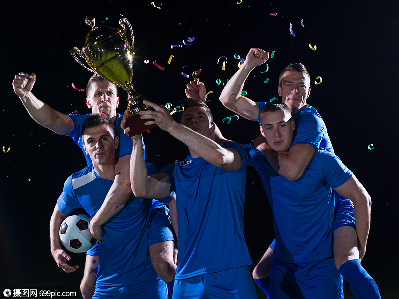 足球运动员队庆祝胜利,成为比赛冠,同时举行胜利