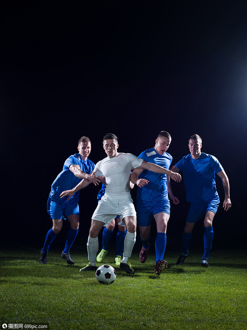 足球队球员比赛决斗孤立黑色背景上运动员赢