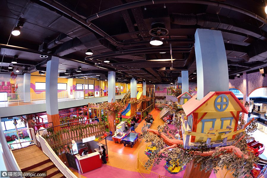 儿童电子游戏的现代购物中心游乐场女孩时尚