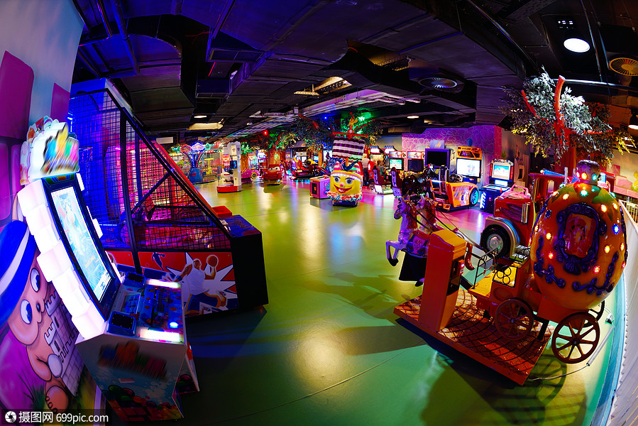 儿童电子游戏的现代购物中心游乐场
