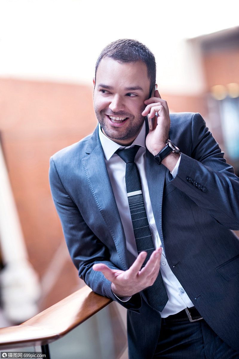 快乐的轻商人肖像明亮的现代办公室室内