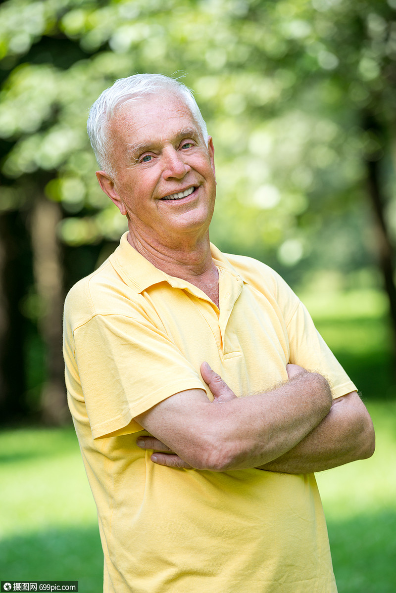 公园户外微笑老人的肖像祖父母站立