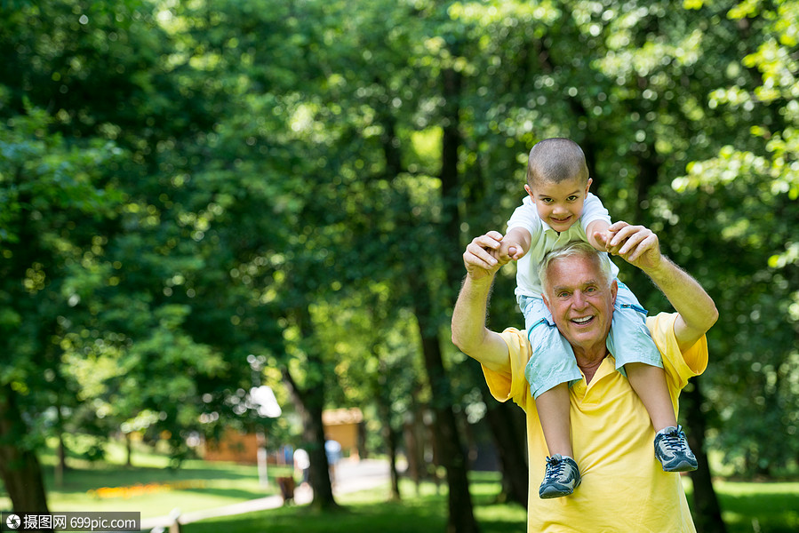 快乐的祖父孩子美丽的阳光明媚的日子里玩得开心生活方式轻的