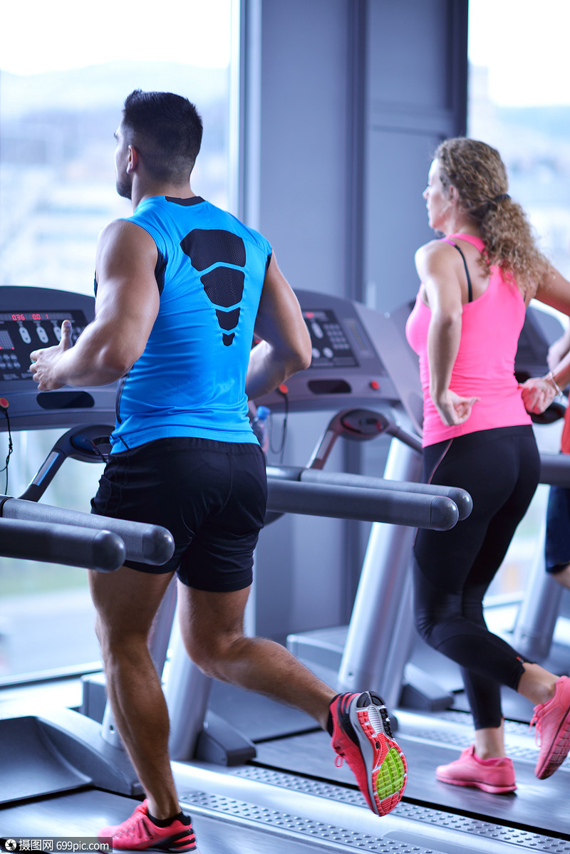 群轻人现代体育健身房的跑步机上跑步积极的个人的