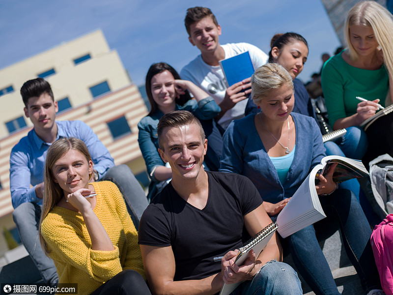 群像快乐的学生外坐台阶上玩得开心