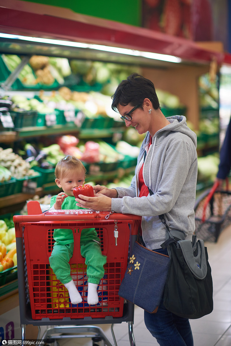 轻的母亲带着孩子购物中心超市商店买食物杂货店