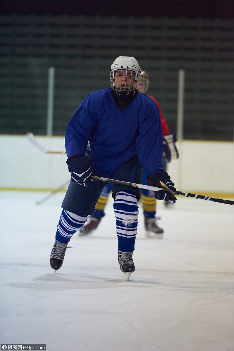 冰球运动员动作中用棍子踢人滑冰