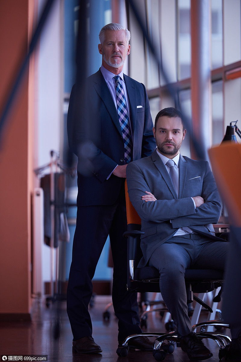 轻的商业人士体现代明亮的办公室室内开会工作