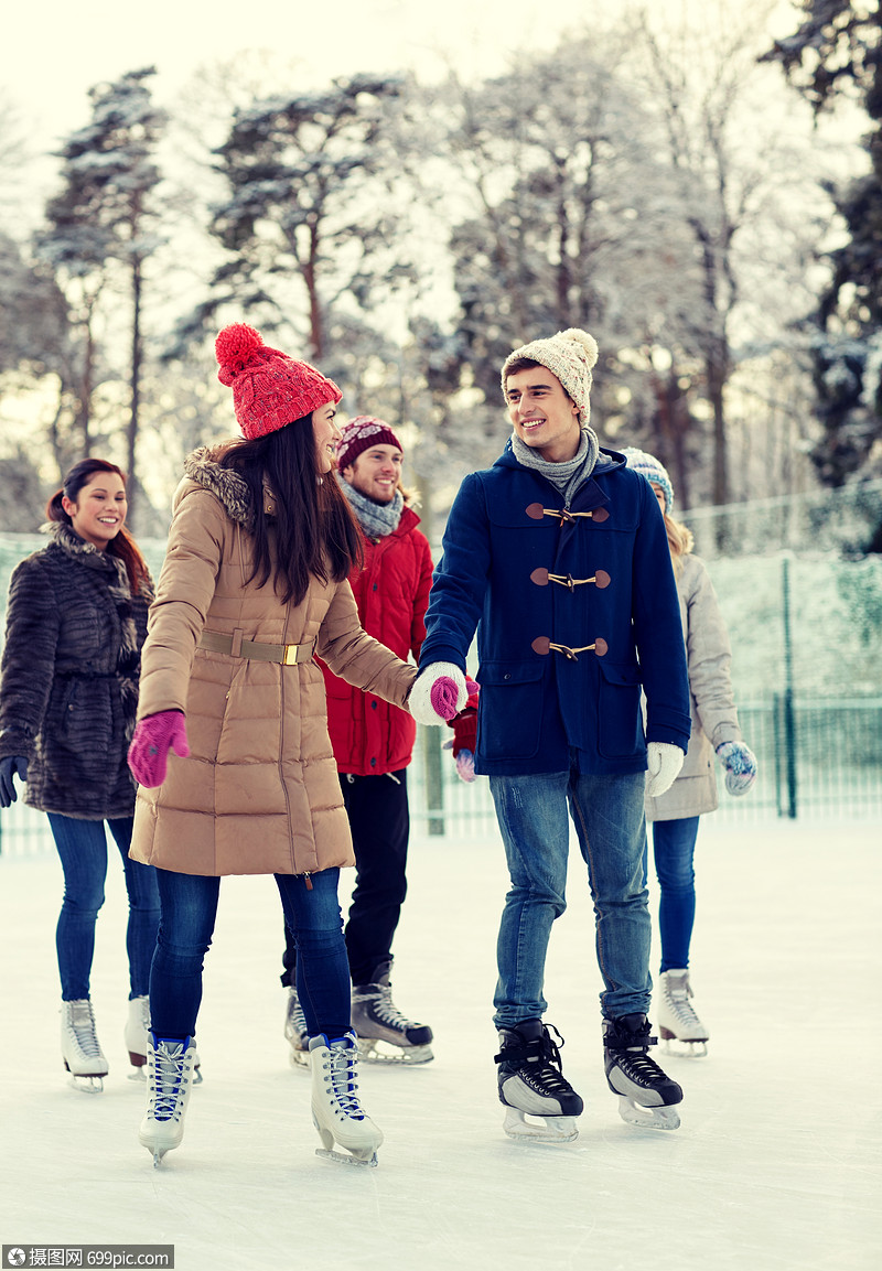 人们,冬天,友谊,运动休闲的快乐的朋友户外溜冰场滑冰