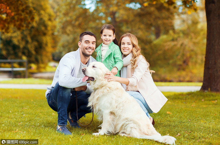 家庭,宠物,家畜,季节人的快乐的家庭与拉布拉多猎犬秋天公园散步