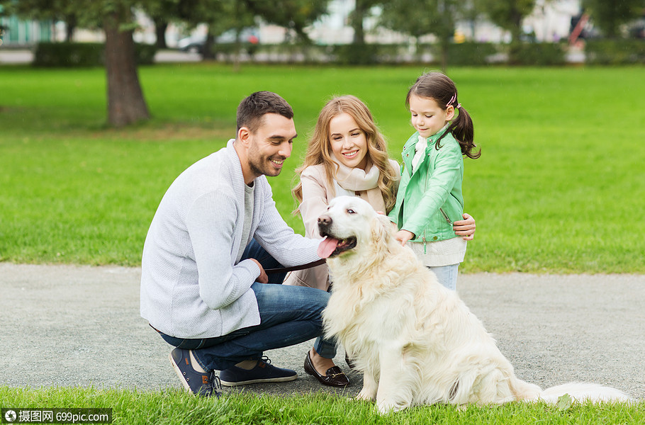 家庭,宠物,家畜人的快乐的家庭与拉布拉多猎犬夏季公园散步夏天父母