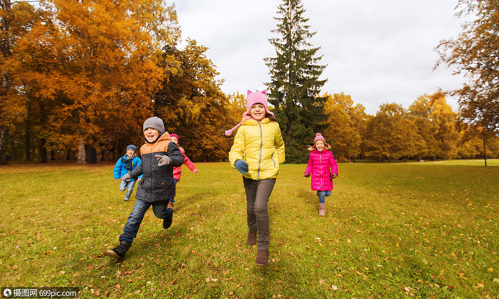 秋天,童,休闲人的群快乐的孩子玩标签游戏公园户外跑步