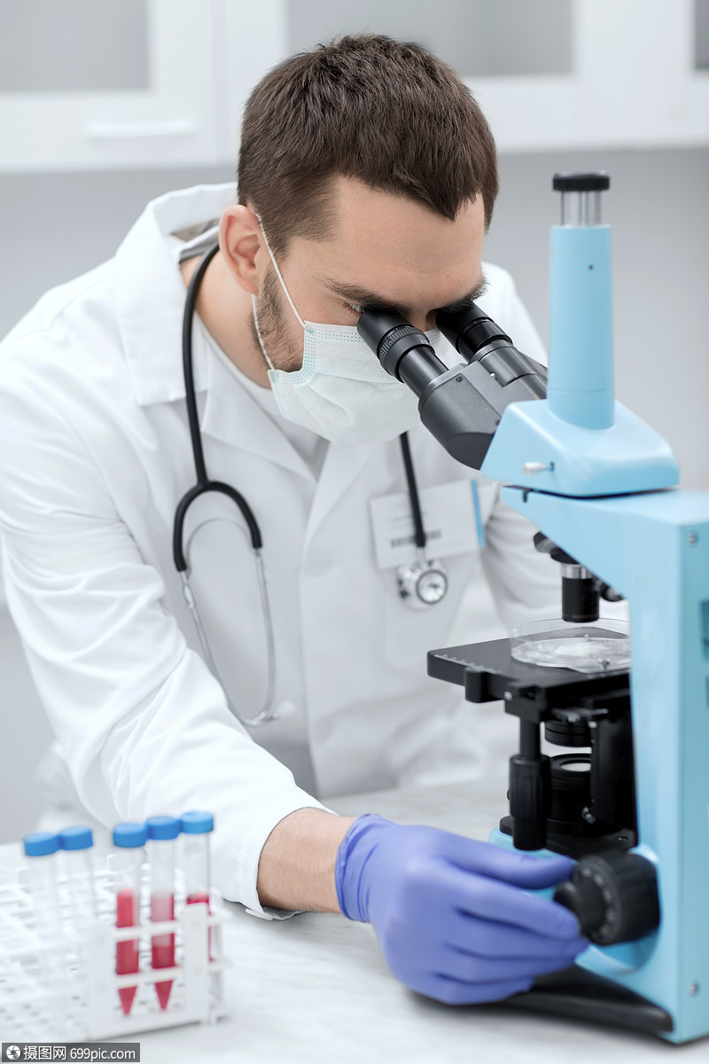 科学,医学,技术,生物学人的轻的男科学家,试管看显微镜制造研究临床